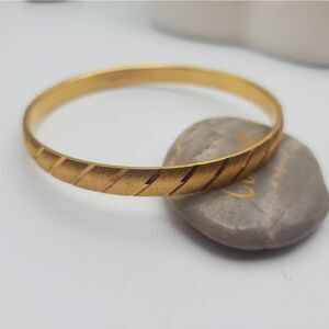Monet gold enameled high fashion bracelet bangle jewelry for her or him B0602‎